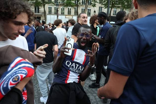 Ligue des Champions PSG-Inter de Milan PHOTOPQR LE PARISIEN Olivier Arandel ; Paris ; 31 05 2025 ; Champs-Élysées, Paris, France Samedi 31 mai 2025 Football Ligue des Champions Ambiance sur les Champs-Élysées à Paris avec les supporters du PSG au soir de la finale de la Ligue des Champions opposant le Paris-Saint-Germain à l’Inter de Milan. LP Ollvier Arandel Atmosphere on the Champs-Élysées in Paris UEFA Champions League final football match Paris Saint-Germain PSG against Inter Milan on May 31, 2025