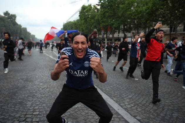 Ligue des Champions PSG-Inter de Milan PHOTOPQR LE PARISIEN Olivier Arandel ; Paris ; 31 05 2025 ; Champs-Élysées, Paris, France Samedi 31 mai 2025 Football Ligue des Champions Ambiance sur les Champs-Élysées à Paris avec les supporters du PSG au soir de la finale de la Ligue des Champions opposant le Paris-Saint-Germain à l’Inter de Milan. LP Ollvier Arandel Atmosphere on the Champs-Élysées in Paris UEFA Champions League final football match Paris Saint-Germain PSG against Inter Milan on May 31, 2025