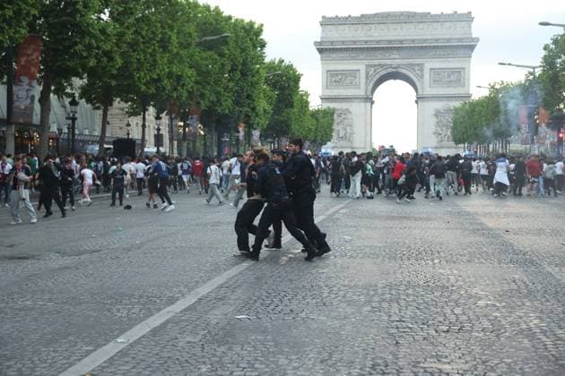 Ligue des Champions PSG-Inter de Milan PHOTOPQR LE PARISIEN Olivier Arandel ; Paris ; 31 05 2025 ; Champs-Élysées, Paris, France Samedi 31 mai 2025 Football Ligue des Champions Ambiance sur les Champs-Élysées à Paris avec les supporters du PSG au soir de la finale de la Ligue des Champions opposant le Paris-Saint-Germain à l’Inter de Milan. LP Ollvier Arandel Atmosphere on the Champs-Élysées in Paris UEFA Champions League final football match Paris Saint-Germain PSG against Inter Milan on May 31, 2025