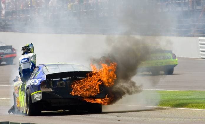 Archivbilder der Woche SPORT KW21 July 28, 2007, Indianapolis, In, USA: Indianapolis, IN USA - October 30, 2000: Jimmie Johnson climbs from his car as it bursts into flames thru the short shoot at the Indianapolis Motor Speedway during the running of the NNCS Allstate 400 at The Brickyard in Indianapolis, IN. Indianapolis USA - ZUMAa161 20070728_aaa_a161_018 Copyright: xWalterxG.xArcexSr.x