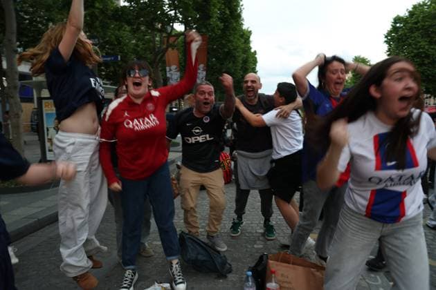 Ligue des Champions PSG-Inter de Milan PHOTOPQR LE PARISIEN Olivier Arandel ; Paris ; 31 05 2025 ; Champs-Élysées, Paris, France Samedi 31 mai 2025 Football Ligue des Champions Ambiance sur les Champs-Élysées à Paris avec les supporters du PSG au soir de la finale de la Ligue des Champions opposant le Paris-Saint-Germain à l’Inter de Milan. LP Ollvier Arandel Atmosphere on the Champs-Élysées in Paris UEFA Champions League final football match Paris Saint-Germain PSG against Inter Milan on May 31, 2025