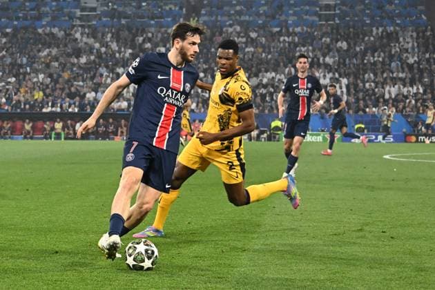 31.05.2025, xsltx, Fussball UEFA Champions League Finale 2025, Paris St.Germain - Inter Mailand v.l. Khvicha Kvaratskhelia (Paris St. Germain) Denzel Dumfries (Inter Mailand) Zweikampf, Aktion, action, battle for the ball (DFL DFB REGULATIONS PROHIBIT ANY USE OF PHOTOGRAPHS as IMAGE SEQUENCES and or QUASI-VIDEO) Muenchen