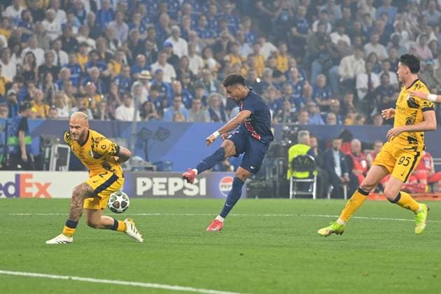 Tor Desire Doue (PSG) zum 2-0,Aktion,Torschuss, Federico DIMARCO (Mailand) faelscht ab,Strafraumszene. Fussball UEFA Champions League Finale Paris Saint-Germain (PSG) - Inter Mailand am 31.05.2025 Munich Football Arena,
