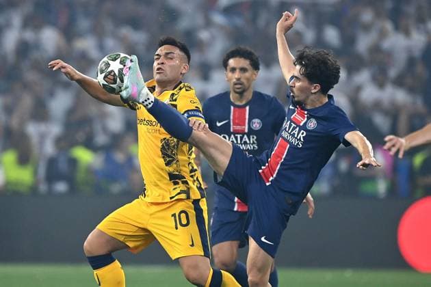 Lautaro MARTINEZ (Mailand) , Aktion,Zweikampf gegen Vitinha (PSG) , Fussball UEFA Champions League Finale Paris Saint-Germain (PSG) - Inter Mailand am 31.05.2025 Munich Football Arena,
