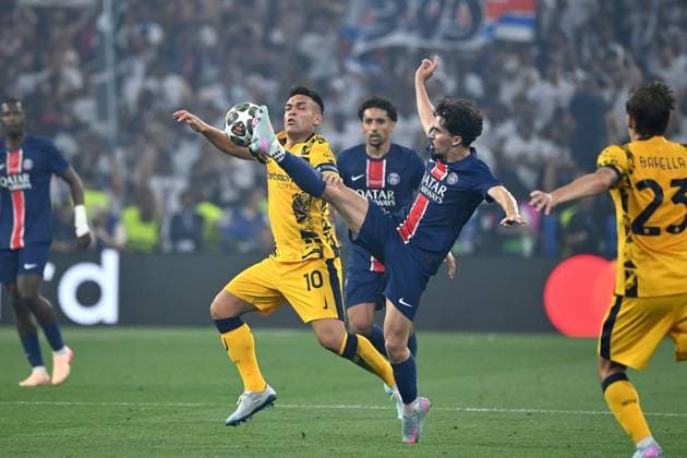 Lautaro MARTINEZ (Mailand) , Aktion,Zweikampf gegen Vitinha (PSG) , Fussball UEFA Champions League Finale Paris Saint-Germain (PSG) - Inter Mailand am 31.05.2025 Munich Football Arena,
