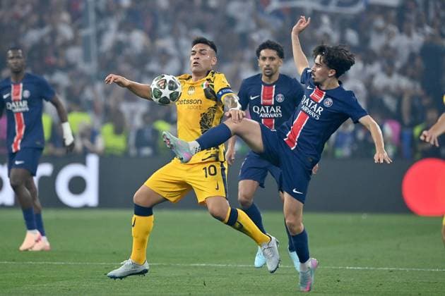 Lautaro MARTINEZ (Mailand) , Aktion,Zweikampf gegen Vitinha (PSG) , Fussball UEFA Champions League Finale Paris Saint-Germain (PSG) - Inter Mailand am 31.05.2025 Munich Football Arena,