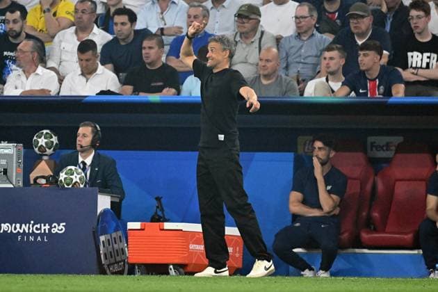 31.05.2025, xsltx, Fussball UEFA Champions League Finale 2025, Paris St.Germain - Inter Mailand v.l. Trainer Coach Luis Enrique (Paris St. Germain) gibt Anweisungen, gestikuliert, mit den Armen gestikulieren gives instructions, gesticulate (DFL DFB REGULATIONS PROHIBIT ANY USE OF PHOTOGRAPHS as IMAGE SEQUENCES and or QUASI-VIDEO) Muenchen