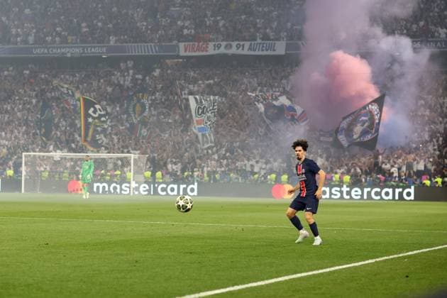 Champions League Final 2025 31 May 2025, Munich - UEFA Champions League Final - Paris Saint-Germain v Internazionale Milano - Vitinha of PSG passes the ball as the Paris Ultras celebrate - Photo: Charlotte Wilson Offside. Munich Germany Copyright: xCharlottexWilsonx xOffsidexOffside