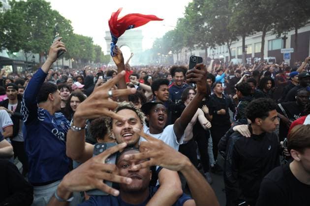 Ligue des Champions PSG-Inter de Milan. Ambiance sur les Champs Élysées PHOTOPQR LE PARISIEN Olivier Arandel ; Paris ; 31 05 2025 ; Champs-Élysées, Paris, France Samedi 31 mai 2025 Football Ligue des Champions Ambiance sur les Champs-Élysées à Paris avec les supporters du PSG au soir de la finale de la Ligue des Champions opposant le Paris-Saint-Germain à l’Inter de Milan. LP Ollvier Arandel Atmosphere on the Champs-Élysées in Paris UEFA Champions League final football match Paris Saint-Germain PSG against Inter Milan on May 31, 2025