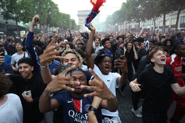 Ligue des Champions PSG-Inter de Milan. Ambiance sur les Champs Élysées PHOTOPQR LE PARISIEN Olivier Arandel ; Paris ; 31 05 2025 ; Champs-Élysées, Paris, France Samedi 31 mai 2025 Football Ligue des Champions Ambiance sur les Champs-Élysées à Paris avec les supporters du PSG au soir de la finale de la Ligue des Champions opposant le Paris-Saint-Germain à l’Inter de Milan. LP Ollvier Arandel Atmosphere on the Champs-Élysées in Paris UEFA Champions League final football match Paris Saint-Germain PSG against Inter Milan on May 31, 2025