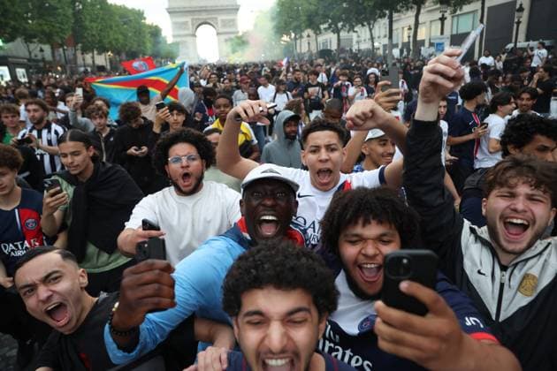 Ligue des Champions PSG-Inter de Milan. Ambiance sur les Champs Élysées PHOTOPQR LE PARISIEN Olivier Arandel ; Paris ; 31 05 2025 ; Champs-Élysées, Paris, France Samedi 31 mai 2025 Football Ligue des Champions Ambiance sur les Champs-Élysées à Paris avec les supporters du PSG au soir de la finale de la Ligue des Champions opposant le Paris-Saint-Germain à l’Inter de Milan. LP Ollvier Arandel Atmosphere on the Champs-Élysées in Paris UEFA Champions League final football match Paris Saint-Germain PSG against Inter Milan on May 31, 2025