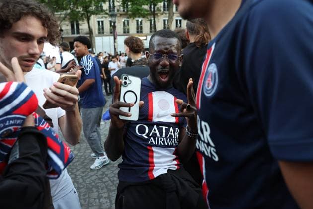 Ligue des Champions PSG-Inter de Milan. Ambiance sur les Champs Élysées PHOTOPQR LE PARISIEN Olivier Arandel ; Paris ; 31 05 2025 ; Champs-Élysées, Paris, France Samedi 31 mai 2025 Football Ligue des Champions Ambiance sur les Champs-Élysées à Paris avec les supporters du PSG au soir de la finale de la Ligue des Champions opposant le Paris-Saint-Germain à l’Inter de Milan. LP Ollvier Arandel Atmosphere on the Champs-Élysées in Paris UEFA Champions League final football match Paris Saint-Germain PSG against Inter Milan on May 31, 2025