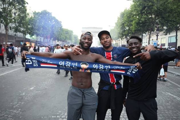 Ligue des Champions PSG-Inter de Milan. Ambiance sur les Champs Élysées PHOTOPQR LE PARISIEN Olivier Arandel ; Paris ; 31 05 2025 ; Champs-Élysées, Paris, France Samedi 31 mai 2025 Football Ligue des Champions Ambiance sur les Champs-Élysées à Paris avec les supporters du PSG au soir de la finale de la Ligue des Champions opposant le Paris-Saint-Germain à l’Inter de Milan. LP Ollvier Arandel Atmosphere on the Champs-Élysées in Paris UEFA Champions League final football match Paris Saint-Germain PSG against Inter Milan on May 31, 2025