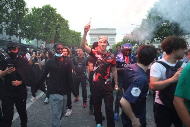Ligue des Champions PSG-Inter de Milan. Ambiance sur les Champs Élysées PHOTOPQR LE PARISIEN Olivier Arandel ; Paris ; 31 05 2025 ; Champs-Élysées, Paris, France Samedi 31 mai 2025 Football Ligue des Champions Ambiance sur les Champs-Élysées à Paris avec les supporters du PSG au soir de la finale de la Ligue des Champions opposant le Paris-Saint-Germain à l’Inter de Milan. LP Ollvier Arandel Atmosphere on the Champs-Élysées in Paris UEFA Champions League final football match Paris Saint-Germain PSG against Inter Milan on May 31, 2025