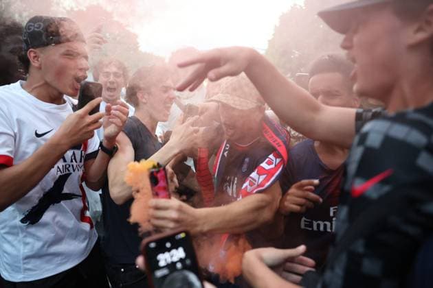 Ligue des Champions PSG-Inter de Milan. Ambiance sur les Champs Élysées PHOTOPQR LE PARISIEN Olivier Arandel ; Paris ; 31 05 2025 ; Champs-Élysées, Paris, France Samedi 31 mai 2025 Football Ligue des Champions Ambiance sur les Champs-Élysées à Paris avec les supporters du PSG au soir de la finale de la Ligue des Champions opposant le Paris-Saint-Germain à l’Inter de Milan. LP Ollvier Arandel Atmosphere on the Champs-Élysées in Paris UEFA Champions League final football match Paris Saint-Germain PSG against Inter Milan on May 31, 2025