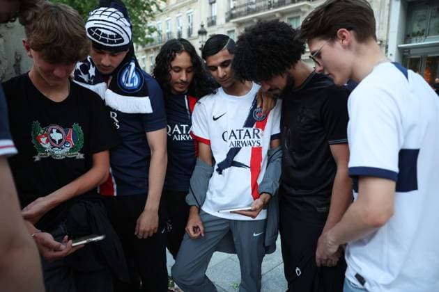 Ligue des Champions PSG-Inter de Milan. Ambiance sur les Champs Élysées PHOTOPQR LE PARISIEN Olivier Arandel ; Paris ; 31 05 2025 ; Champs-Élysées, Paris, France Samedi 31 mai 2025 Football Ligue des Champions Ambiance sur les Champs-Élysées à Paris avec les supporters du PSG au soir de la finale de la Ligue des Champions opposant le Paris-Saint-Germain à l’Inter de Milan. LP Ollvier Arandel Atmosphere on the Champs-Élysées in Paris UEFA Champions League final football match Paris Saint-Germain PSG against Inter Milan on May 31, 2025