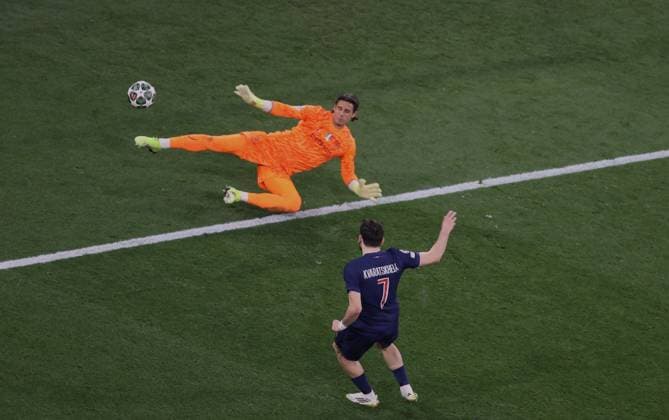 Paris 7 Kvvicha KAVARATSKHELIA trifft ins Tor zum 4:0 gegen Inter Mailands 01 Torwart Yann SOMMER , Fussball: Paris - Inter Mailand. Fußball UEFA Championsleague, Paris Saint-Germain - FC Internazionale Milano, Finale, Saison 2024-2025, am 31.05.2025 in Muenchen, A L L I A N Z A R E N A, Deutschland. Quelle Copyright Credit : Oryk HAIST