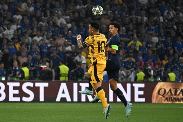 31.05.2025, xsltx, Fussball UEFA Champions League Finale 2025, Paris St.Germain - Inter Mailand v.l. Lautaro Martinez (Inter Mailand) Marquinhos (Paris St. Germain) Zweikampf, Aktion, action, battle for the ball (DFL DFB REGULATIONS PROHIBIT ANY USE OF PHOTOGRAPHS as IMAGE SEQUENCES and or QUASI-VIDEO) Muenchen
