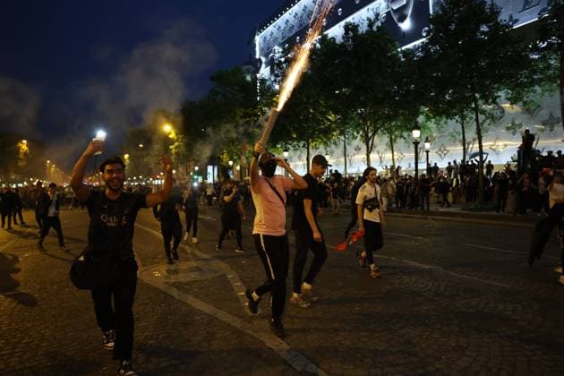 Ligue des Champions PSG-Inter de Milan. Ambiance sur les Champs Élysées PHOTOPQR LE PARISIEN Olivier Arandel ; Paris ; 31 05 2025 ; Champs-Élysées, Paris, France Samedi 31 mai 2025 Football Ligue des Champions Ambiance sur les Champs-Élysées à Paris avec les supporters du PSG au soir de la finale de la Ligue des Champions opposant le Paris-Saint-Germain à l’Inter de Milan. LP Ollvier Arandel Paris; May 31, 2025; Champs-Élysées, Paris, France Saturday, May 31, 2025. Champions League Football Atmosphere on the Champs-Élysées in Paris with PSG supporters on the evening of the Champions League final between Paris Saint-Germain and Inter Milan.