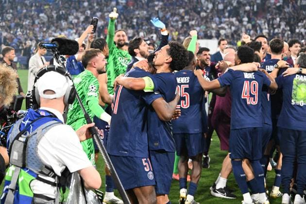 31.05.2025, xsltx, Fussball UEFA Champions League Finale 2025, Paris St.Germain - Inter Mailand v.l. Jubel, Freude über den Gewinn der Champions League Willian Pacho (Paris St. Germain) Marquinhos (Paris St. Germain) (DFL DFB REGULATIONS PROHIBIT ANY USE OF PHOTOGRAPHS as IMAGE SEQUENCES and or QUASI-VIDEO) Muenchen