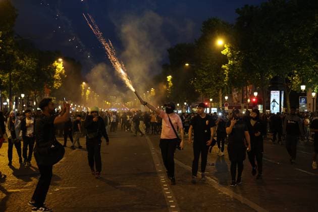 Ligue des Champions PSG-Inter de Milan. Ambiance sur les Champs Élysées PHOTOPQR LE PARISIEN Olivier Arandel ; Paris ; 31 05 2025 ; Champs-Élysées, Paris, France Samedi 31 mai 2025 Football Ligue des Champions Ambiance sur les Champs-Élysées à Paris avec les supporters du PSG au soir de la finale de la Ligue des Champions opposant le Paris-Saint-Germain à l’Inter de Milan. LP Ollvier Arandel PARIS; 31 05 2025; Football, UEFA Champions League, Final. Paris, Parc des Princes on May 31, 2025. Paris Saint-Germain - Inter Milan. The Champions League final between PSG and Inter Milan will be broadcast on a giant screen at the Parc des Princes.