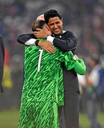 31.05.2025, Fussball UEFA Championsleague Finale 2025: Paris St. Germain - Inter Mailand, in der Allianz-Arena München. Präsident Nasser Al-Khelaifi umarmnt Torwart Gianluigi Donnarumma (beide FC Paris Saint-Germain)
