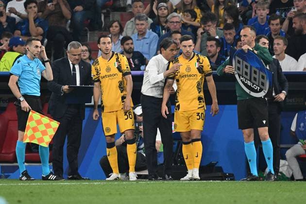 31.05.2025, xsltx, Fussball UEFA Champions League Finale 2025, Paris St.Germain - Inter Mailand v.l. Matteo Darmian (Inter Mailand) Trainer Coach Simone Inzaghi (Inter Mailand) Carlos Augusto (Inter Mailand) Vierter Offizieller Schiedsrichter Joao Pinheiro (Portugal) (DFL DFB REGULATIONS PROHIBIT ANY USE OF PHOTOGRAPHS as IMAGE SEQUENCES and or QUASI-VIDEO) Muenchen