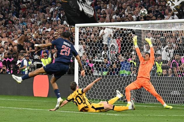 31.05.2025, xsltx, Fussball UEFA Champions League Finale 2025, Paris St.Germain - Inter Mailand v.l. Bradley Barcola (Paris St. Germain) Yann Sommer (Inter Mailand) (DFL DFB REGULATIONS PROHIBIT ANY USE OF PHOTOGRAPHS as IMAGE SEQUENCES and or QUASI-VIDEO) Muenchen