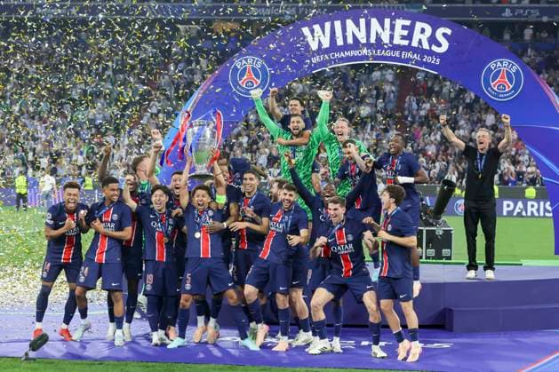 Marquinhos (Paris Saint-Germain) haelt den Pokal fuer den Gewinn der UEFA Champions League hoch und jubelt mit seinen Teamkollegen, UEFA Champions League Final 2025, Paris Saint-Germain and FC Internazionale Milano, Allianz Arena am 31. May 2025 in München, Deutschland. (Foto von Marco Steinbrenner DeFodi Images) Marquinhos (Paris Saint-Germain) holds up the trophy for winning the UEFA Champions League and cheers with his teammates, UEFA Champions League Final 2025, Paris Saint-Germain and FC Internazionale Milano, Munich Football Arena, May 31, 2025 in Munich, Germany. (Photo by Marco Steinbrenner DeFodi Images)