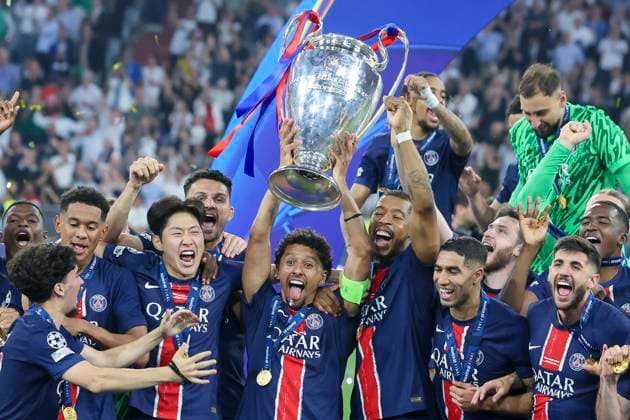 Marquinhos (Paris Saint-Germain) haelt den Pokal fuer den Gewinn der UEFA Champions League hoch und jubelt mit seinen Teamkollegen, UEFA Champions League Final 2025, Paris Saint-Germain and FC Internazionale Milano, Allianz Arena am 31. May 2025 in München, Deutschland. (Foto von Marco Steinbrenner DeFodi Images) Marquinhos (Paris Saint-Germain) holds up the trophy for winning the UEFA Champions League and cheers with his teammates, UEFA Champions League Final 2025, Paris Saint-Germain and FC Internazionale Milano, Munich Football Arena, May 31, 2025 in Munich, Germany. (Photo by Marco Steinbrenner DeFodi Images)