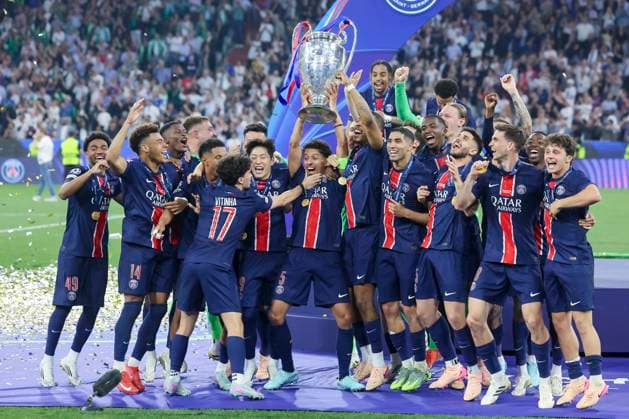 Marquinhos (Paris Saint-Germain) haelt den Pokal fuer den Gewinn der UEFA Champions League hoch und jubelt mit seinen Teamkollegen, UEFA Champions League Final 2025, Paris Saint-Germain and FC Internazionale Milano, Allianz Arena am 31. May 2025 in München, Deutschland. (Foto von Marco Steinbrenner DeFodi Images) Marquinhos (Paris Saint-Germain) holds up the trophy for winning the UEFA Champions League and cheers with his teammates, UEFA Champions League Final 2025, Paris Saint-Germain and FC Internazionale Milano, Munich Football Arena, May 31, 2025 in Munich, Germany. (Photo by Marco Steinbrenner DeFodi Images)