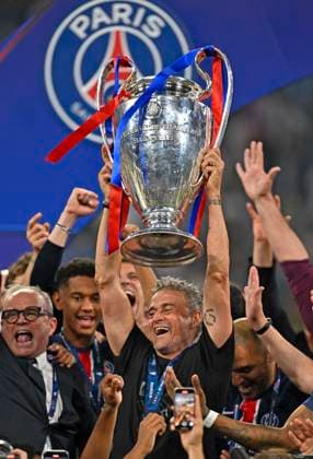 31.05.2025, Fussball UEFA Championsleague Finale 2025: Paris St. Germain - Inter Mailand, in der Allianz-Arena München. Trainer Luis Enrique (FC Paris Saint-Germain) reckt den Pokal in die Höhe