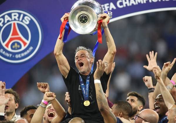 Sport Bilder des Tages Fussball, Herren, Champions League, Saison 2024 2025, Paris Saint-Germain - Inter Mailand, Finale, UEFA Champions League Final 2025, Allianz Arena Sieger der Champions League 2025. Paris Saint-Germain, hier Luis Enrique, Trainer (FC Paris Saint-Germain) mit dem Siegerpokal