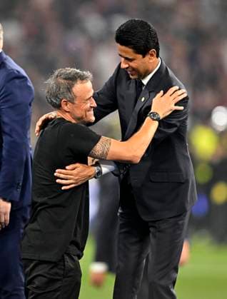 31.05.2025, Fussball UEFA Championsleague Finale 2025: Paris St. Germain - Inter Mailand, in der Allianz-Arena München. Präsident Nasser Al-Khelaifi (FC Paris Saint-Germain) jubelt mit Trainer Luis Enrique (FC Paris Saint-Germain)