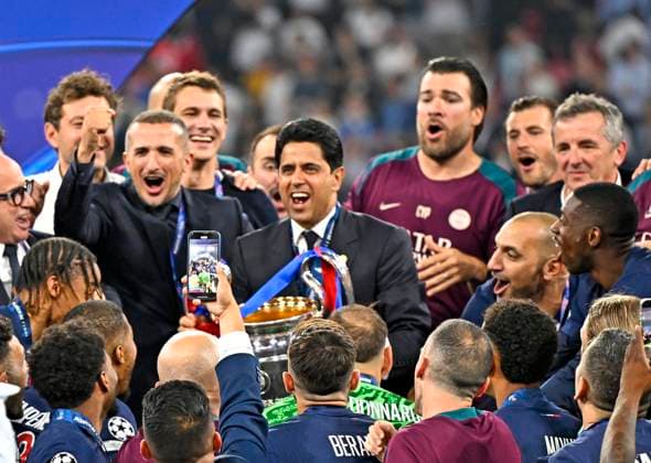 31.05.2025, Fussball UEFA Championsleague Finale 2025: Paris St. Germain - Inter Mailand, in der Allianz-Arena München. Präsident Nasser Al-Khelaifi (FC Paris Saint-Germain) jubelt mit dem Henkelpott mit dem Pokal