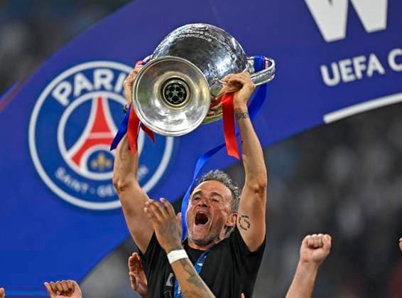 31.05.2025, Fussball UEFA Championsleague Finale 2025: Paris St. Germain - Inter Mailand, in der Allianz-Arena München. Trainer Luis Enrique (FC Paris Saint-Germain) jubelt mit dem Henkelpott mit dem Pokal