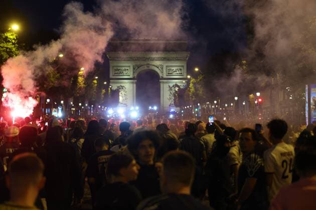 Ligue des Champions PSG-Inter de Milan. Ambiance sur les Champs Élysées PHOTOPQR LE PARISIEN Olivier Arandel ; Paris ; 31 05 2025 ; Champs-Élysées, Paris, France Samedi 31 mai 2025 Football Ligue des Champions Ambiance sur les Champs-Élysées à Paris avec les supporters du PSG au soir de la finale de la Ligue des Champions opposant le Paris-Saint-Germain à l’Inter de Milan. LP Ollvier Arandel Paris; May 31, 2025; Champs-Élysées, Paris, France Saturday, May 31, 2025. Champions League Football Atmosphere on the Champs-Élysées in Paris with PSG supporters on the evening of the Champions League final between Paris Saint-Germain and Inter Milan.