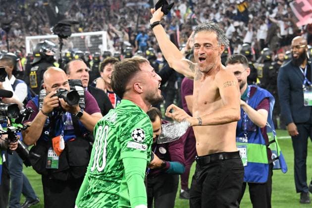 Sport Bilder des Tages 31.05.2025, xsltx, Fussball UEFA Champions League Finale 2025, Paris St.Germain - Inter Mailand v.l. Jubel, Freude über den Gewinn der Champions League Arnau Tenas (Paris St. Germain) Trainer Coach Luis Enrique (Paris St. Germain) (DFL DFB REGULATIONS PROHIBIT ANY USE OF PHOTOGRAPHS as IMAGE SEQUENCES and or QUASI-VIDEO) Muenchen