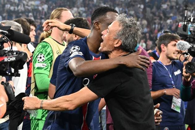 31.05.2025, xsltx, Fussball UEFA Champions League Finale 2025, Paris St.Germain - Inter Mailand v.l. Jubel, Freude über den Gewinn der Champions League Willian Pacho (Paris St. Germain) Trainer Coach Luis Enrique (Paris St. Germain) (DFL DFB REGULATIONS PROHIBIT ANY USE OF PHOTOGRAPHS as IMAGE SEQUENCES and or QUASI-VIDEO) Muenchen