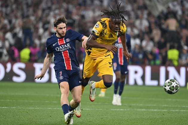 Yann BISSECK (Mailand), Aktion,Zweikampf gegen Khvicha KVARATSKHELIA (PSG), verletzt sich ,Verletzung, Fussball UEFA Champions League Finale Paris Saint-Germain (PSG) - Inter Mailand 5-0, am 31.05.2025 Munich Football Arena,