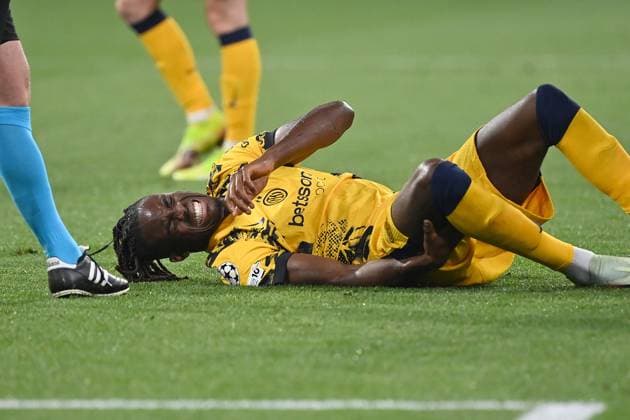 Sport Bilder des Tages Yann BISSECK (Mailand), verletzt sich ,Verletzung, Fussball UEFA Champions League Finale Paris Saint-Germain (PSG) - Inter Mailand 5-0, am 31.05.2025 Munich Football Arena,