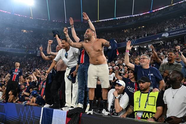 31.05.2025, xsltx, Fussball UEFA Champions League Finale 2025, Paris St.Germain - Inter Mailand v.l. Jubel, Freude über den Gewinn der Champions League Fans, Zuschauer, Trikots, Stimmung, Emotionen Paris (DFL DFB REGULATIONS PROHIBIT ANY USE OF PHOTOGRAPHS as IMAGE SEQUENCES and or QUASI-VIDEO) Muenchen