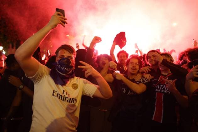 Ligue des Champions PSG-Inter de Milan. Ambiance sur les Champs Élysées PHOTOPQR LE PARISIEN Olivier Arandel ; Paris ; 31 05 2025 ; Champs-Élysées, Paris, France Samedi 31 mai 2025 Football Ligue des Champions Ambiance sur les Champs-Élysées à Paris avec les supporters du PSG au soir de la finale de la Ligue des Champions opposant le Paris-Saint-Germain à l’Inter de Milan. LP Ollvier Arandel Paris; May 31, 2025; Champs-Élysées, Paris, France Saturday, May 31, 2025. Champions League Football Atmosphere on the Champs-Élysées in Paris with PSG supporters on the evening of the Champions League final between Paris Saint-Germain and Inter Milan.