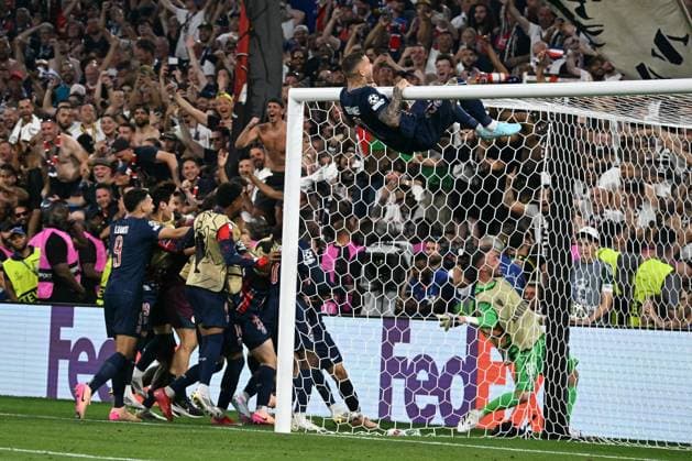 31.05.2025, xsltx, Fussball UEFA Champions League Finale 2025, Paris St.Germain - Inter Mailand v.l. Torjubel nach dem Tor zum celebrating the goal celebrate 5:0 durch Senny Mayulu (Paris St. Germain) (DFL DFB REGULATIONS PROHIBIT ANY USE OF PHOTOGRAPHS as IMAGE SEQUENCES and or QUASI-VIDEO) Muenchen