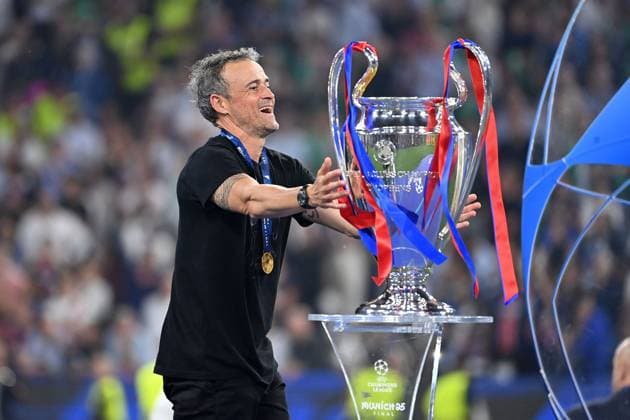 Trainer Luis ENRIQUE (PSG) am Pokal,Cup,Trophaee, Freude, Siegerehrung, Fussball UEFA Champions League Finale Paris Saint-Germain (PSG) - Inter Mailand 5-0, am 31.05.2025 Munich Football Arena, Â