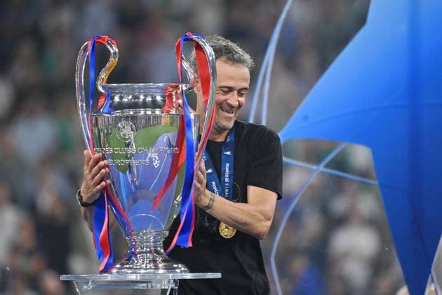 Trainer Luis ENRIQUE (PSG) am Pokal,Cup,Trophaee, Freude, Siegerehrung, Fussball UEFA Champions League Finale Paris Saint-Germain (PSG) - Inter Mailand 5-0, am 31.05.2025 Munich Football Arena, Â