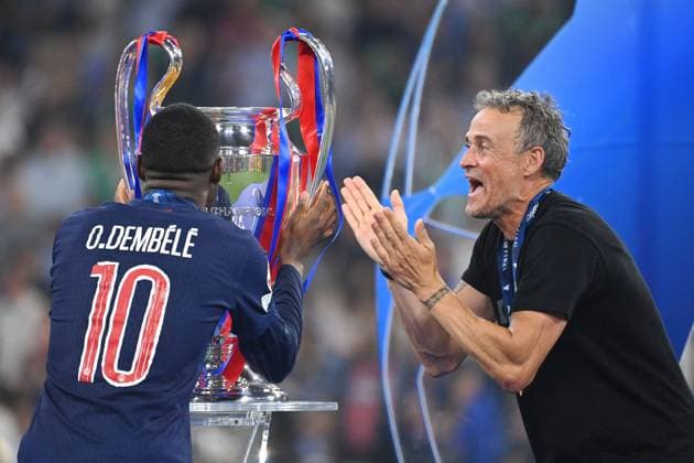 Trainer Luis ENRIQUE (PSG) und Ousmane Dembele (PSG) am Pokal,Cup,Trophaee, Freude, Siegerehrung, Fussball UEFA Champions League Finale Paris Saint-Germain (PSG) - Inter Mailand 5-0, am 31.05.2025 Munich Football Arena, Â