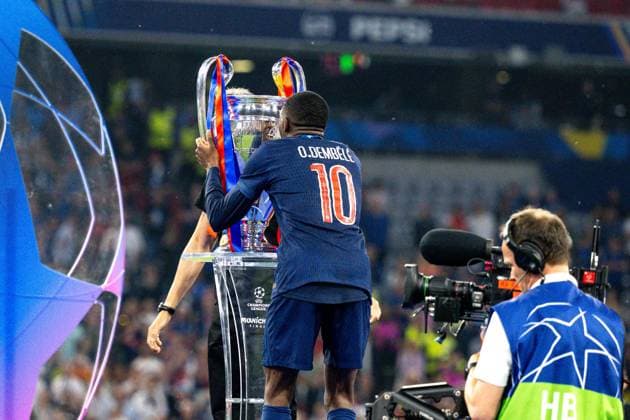 Ousmane Dembele (Paris Saint-Germain, 10) kuesst den Pokal bei der Siegerehrung, GER, Paris Saint-Germain vs. Inter Mailand, Fussball, Herren, UEFA Champions League Finale Muenchen 2025, Spielzeit 2024 2025, 31.05.2025, GER, Paris Saint-Germain vs. Inter Mailand, Fussball, Herren, UEFA Champions League Finale Muenchen 2025, Spielzeit 2024 2025, 31.05.2025 Muenchen Copyright: xEibner-Pressefoto WolfgangxFrankx EP_WFK