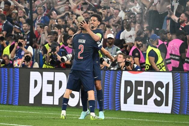 31.05.2025, xsltx, Fussball UEFA Champions League Finale 2025, Paris St.Germain - Inter Mailand v.l. Torjubel nach dem Tor zum celebrating the goal celebrate 5:0 Achraf Hakimi (Paris St. Germain) Marquinhos (Paris St. Germain) (DFL DFB REGULATIONS PROHIBIT ANY USE OF PHOTOGRAPHS as IMAGE SEQUENCES and or QUASI-VIDEO) Muenchen