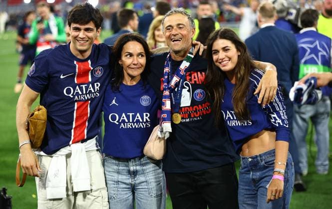 PSG manager Luis Enrique celebrates with his family at the end of there match Paris Saint-Germain v Inter Milan, UEFA Champions League Final, Football, Allianz Arena, Munich, Germany - 31 May 2025 EDITORIAL USE ONLY No use with unauthorised audio, video, data, fixture lists, club league logos or live services. Online in-match use limited to 120 images, no video emulation. No use in betting, games or single club league player publications.  Copyright: xMichaelxZemanek Shutterstockx 15330931gb